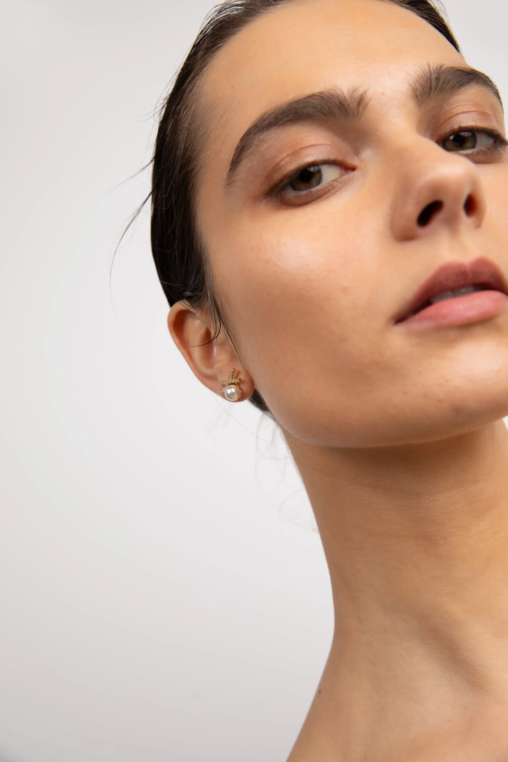ZIRCONIA BOW AND PEARL EARRING