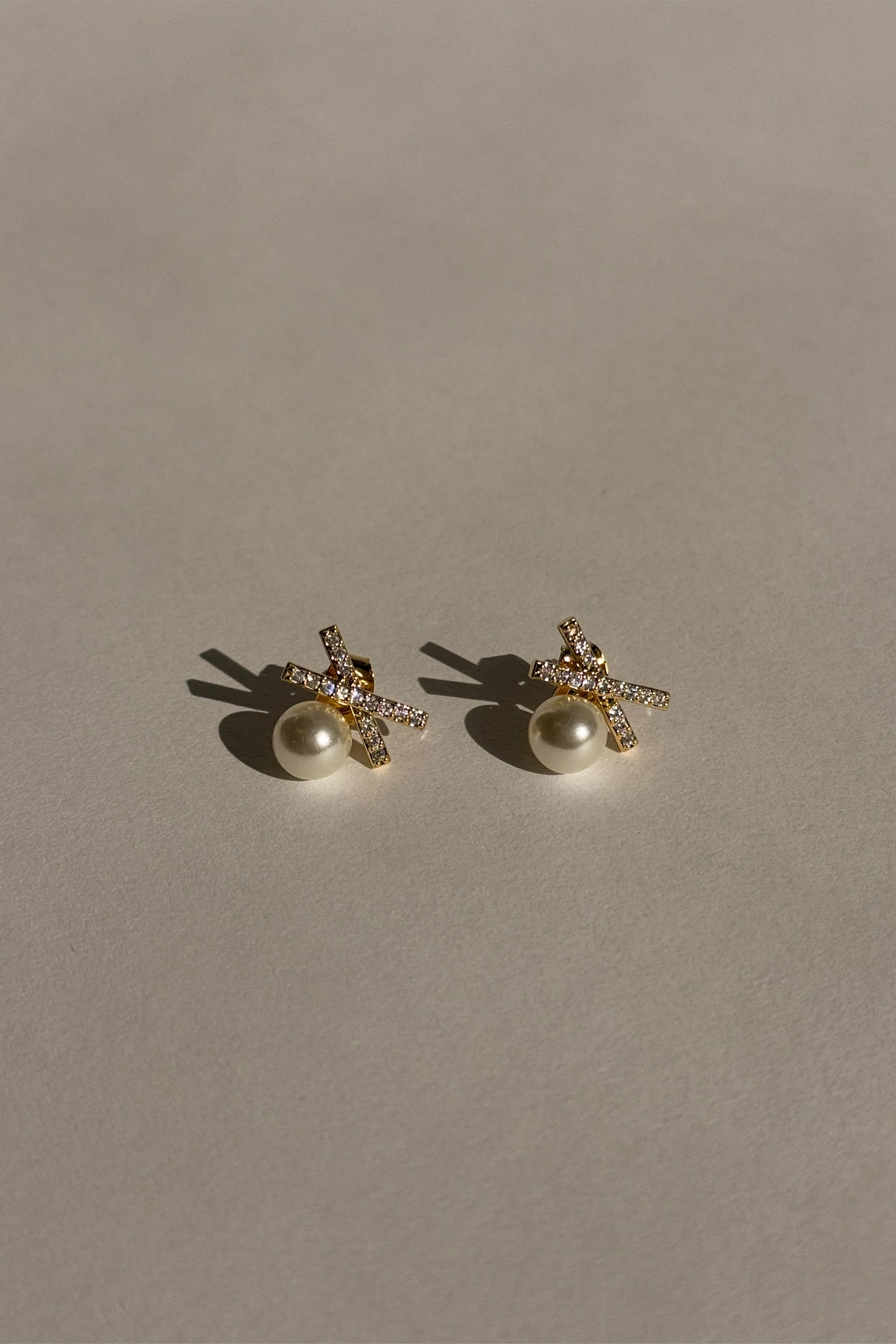 ZIRCONIA BOW AND PEARL EARRING